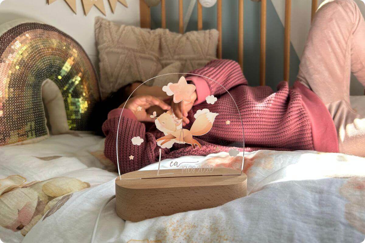 Baby in Bett mit Nachtlicht schlafen