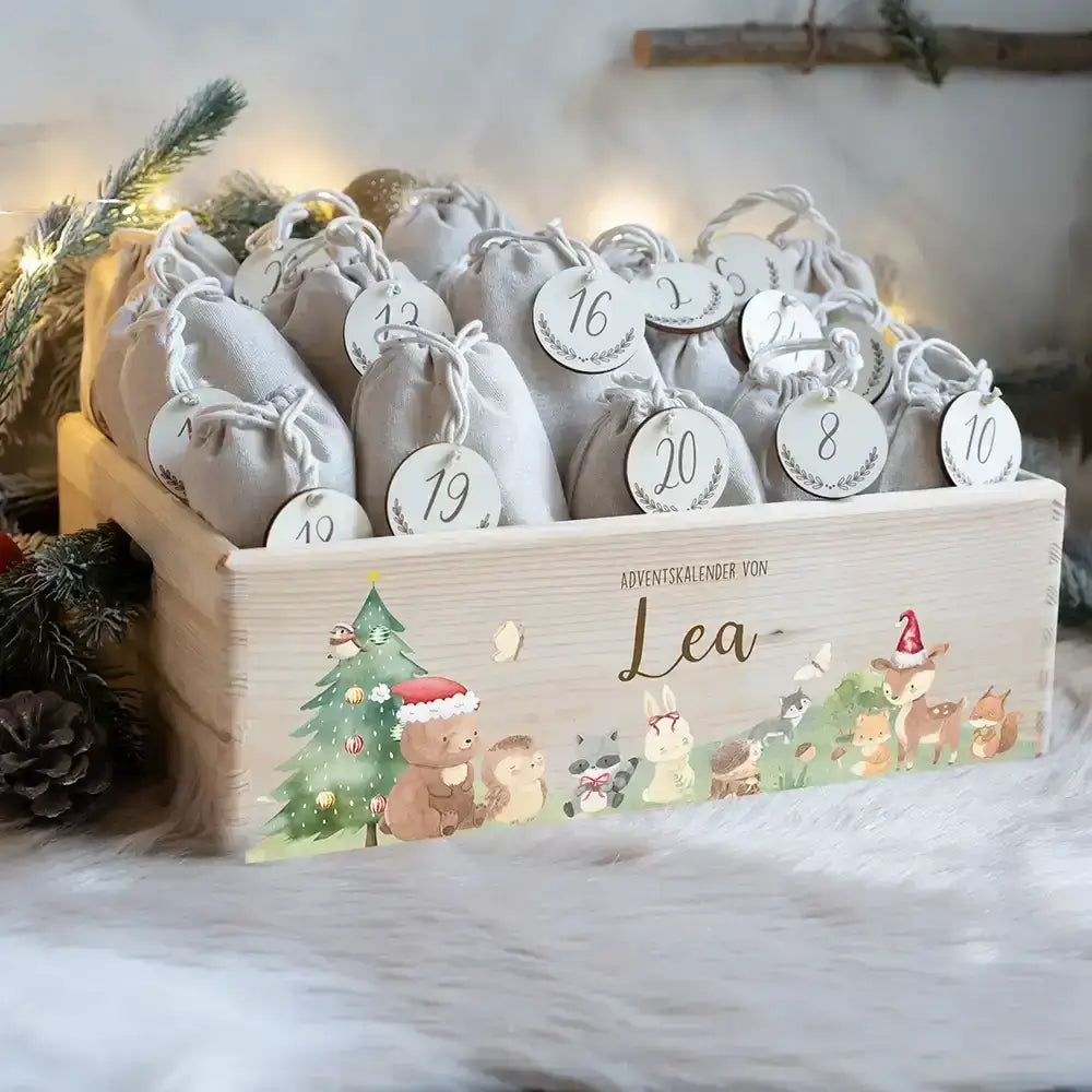 Strahlender Junge öffnet personalisiertes Türchen an seinem Adventskalender aus Holz - Kind entdeckt freudig eine Überraschung im selbstbefüllten Jutesäckchen mit Weihnachtsmotiv