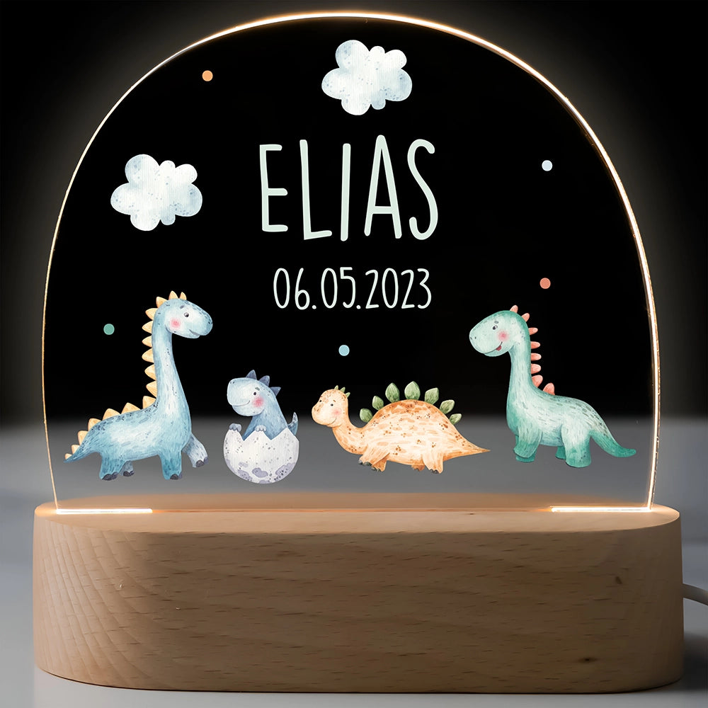 Personalisiertes Nachtlicht für Kinder mit Baby-Dinos, Name und Geburtsdatum – leuchtend auf Holzsockel