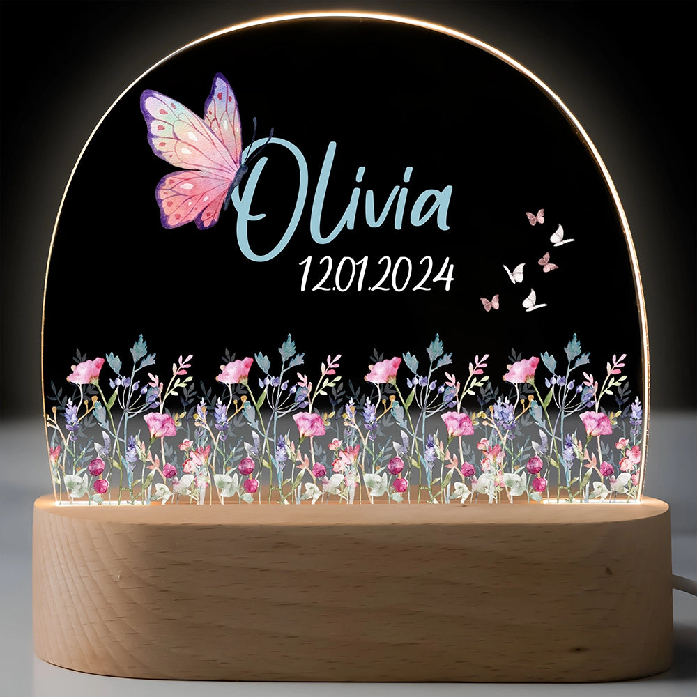 Personalisiertes Nachtlicht für Kinder mit Schmetterling und Blumenwiese, Name und Geburtsdatum – leuchtend auf Holzsockel