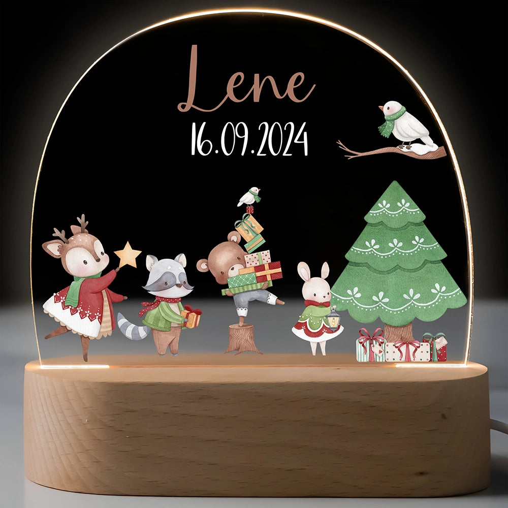 Personalisiertes Nachtlicht für Kinder mit tanzenden Weihnachtstieren, Name und Geburtsdatum – leuchtend auf Holzsockel