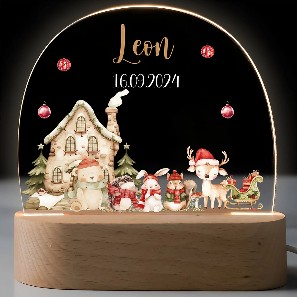 Personalisiertes Nachtlicht für Kinder mit Waldfreunden am Weihnachtshaus, Name und Geburtsdatum – leuchtend auf Holzsockel