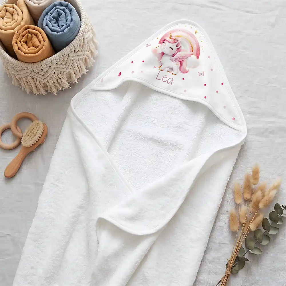 Personalisiertes Kapuzenhandtuch Baby Einhorn Rosa – Boho-Flatlay mit Pampasgras und Holzspielzeug
