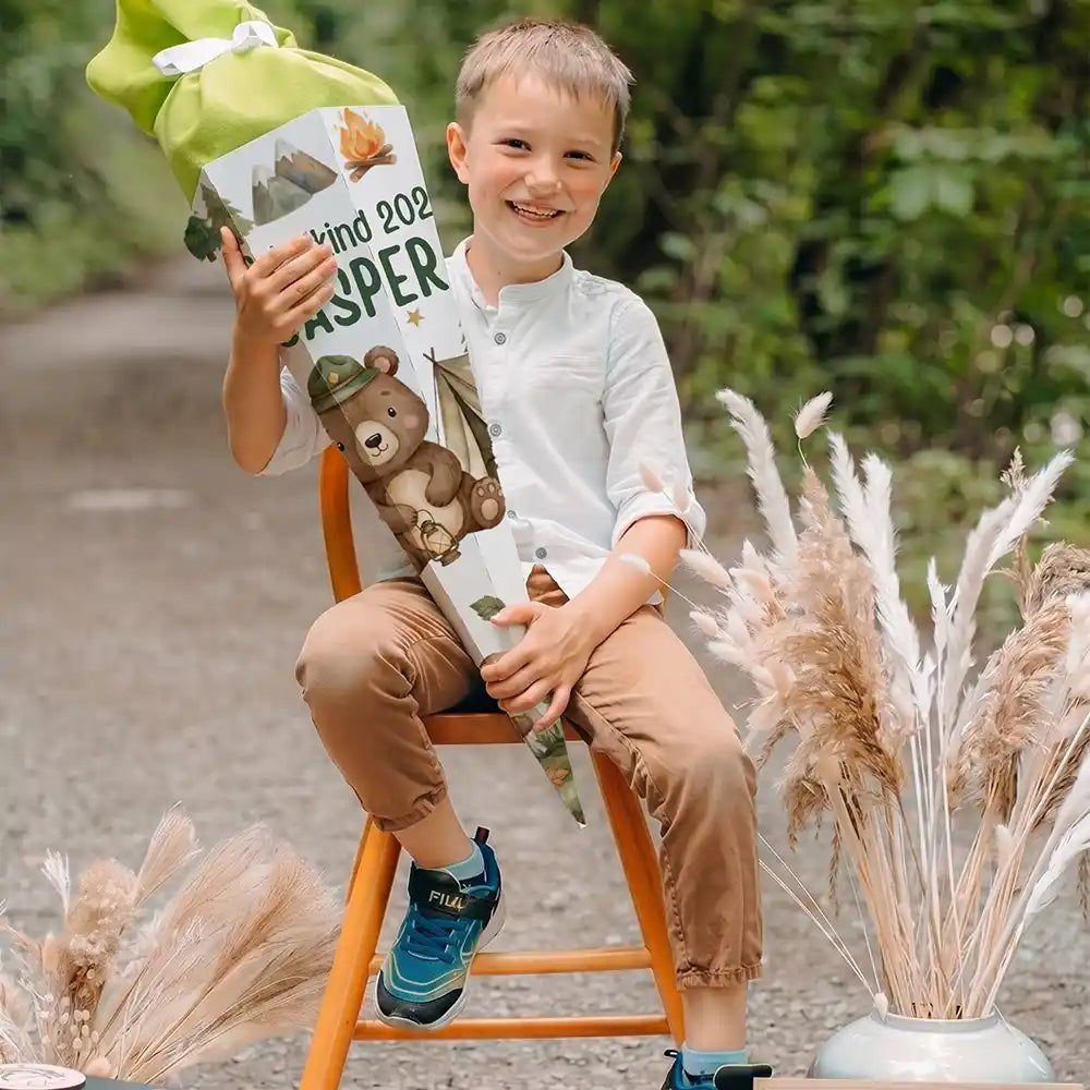 SchultĂŒte personalisiert mit Name Camping-BĂ€r â Junge-Lifestyle zur Einschulung
