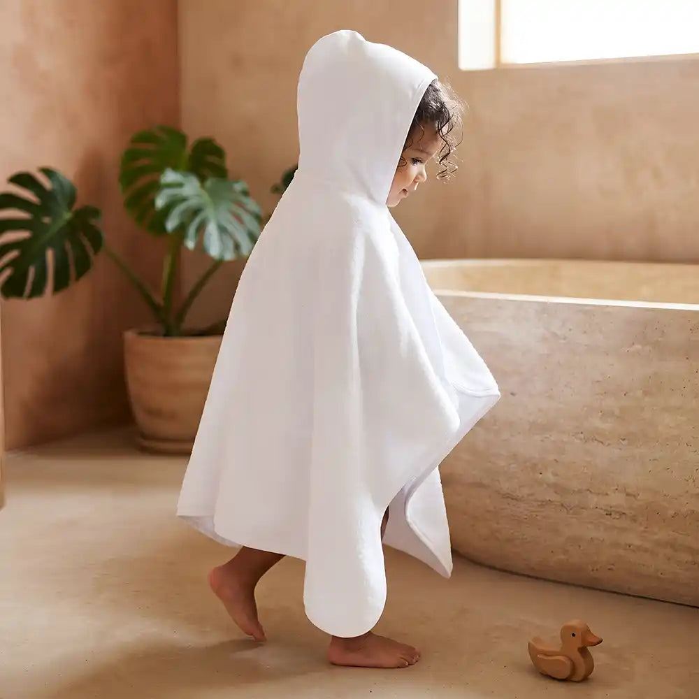 Personalisiertes Kapuzenhandtuch Baby Wolf Wald â Kleinkind nach dem Baden im Lifestyle