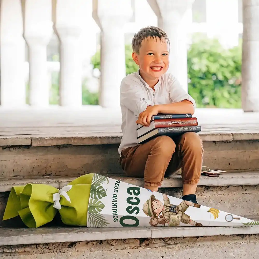 Schultüte personalisiert mit Name Dschungel-Forscher – Junge-Lifestyle auf der Treppe