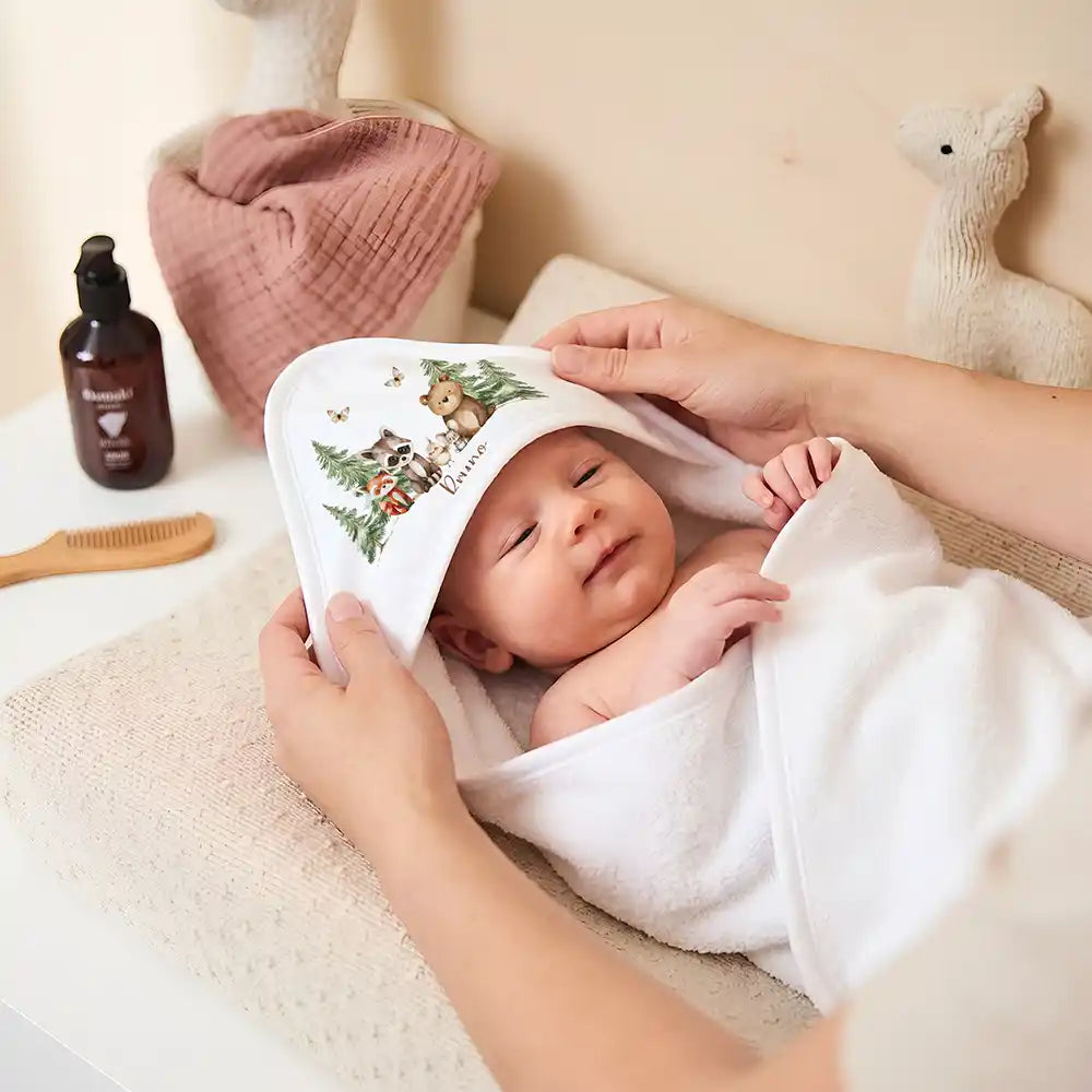 Personalisiertes Kapuzenhandtuch Baby Waldfreunde Bande â Newborn-Geschenk auf dem Wickeltisch