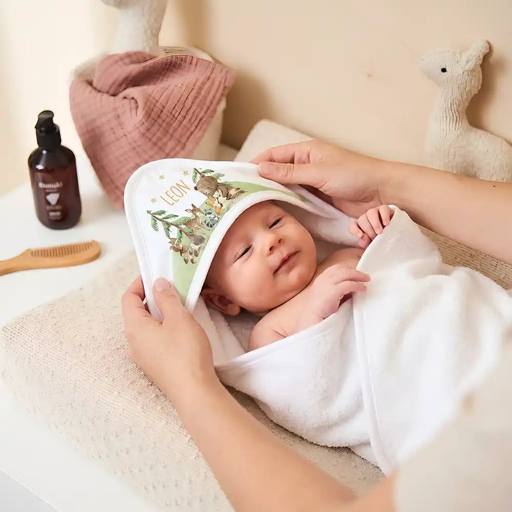 Personalisiertes Kapuzenhandtuch Baby Waldfest â Newborn-Geschenk auf dem Wickeltisch