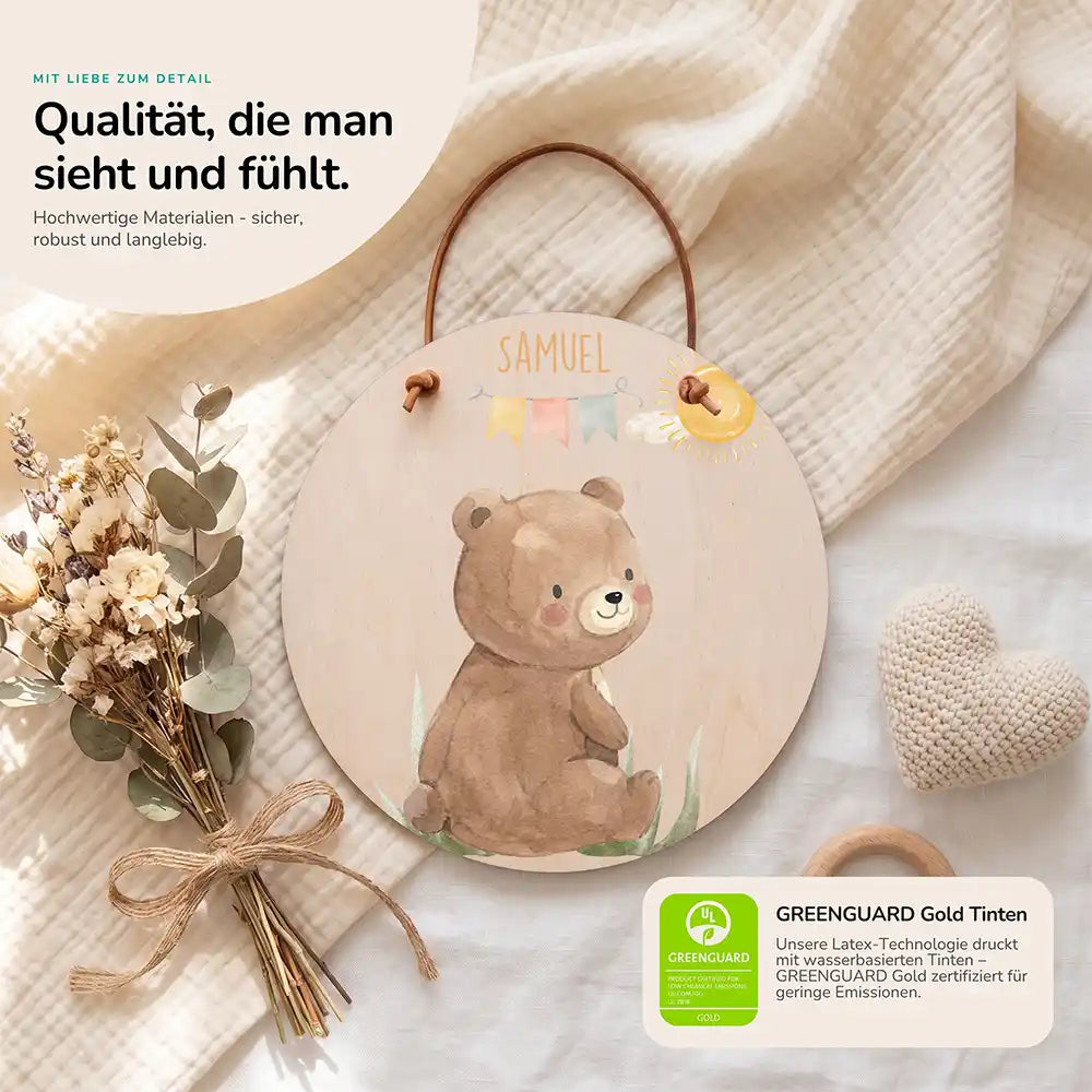 Türschild Kinderzimmer Bär mit Wimpelkette, Detailansicht von Holz und Farbdruck