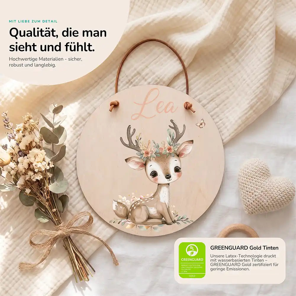 Türschild Kinderzimmer Rehkitz mit Blumenkrone, Detailansicht von Holz und Farbdruck