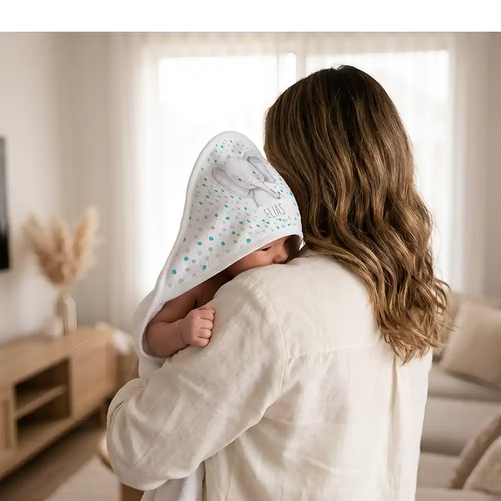 Personalisiertes Kapuzenhandtuch Baby Elefant Konfetti â Kuscheln nach dem Bad mit Mama