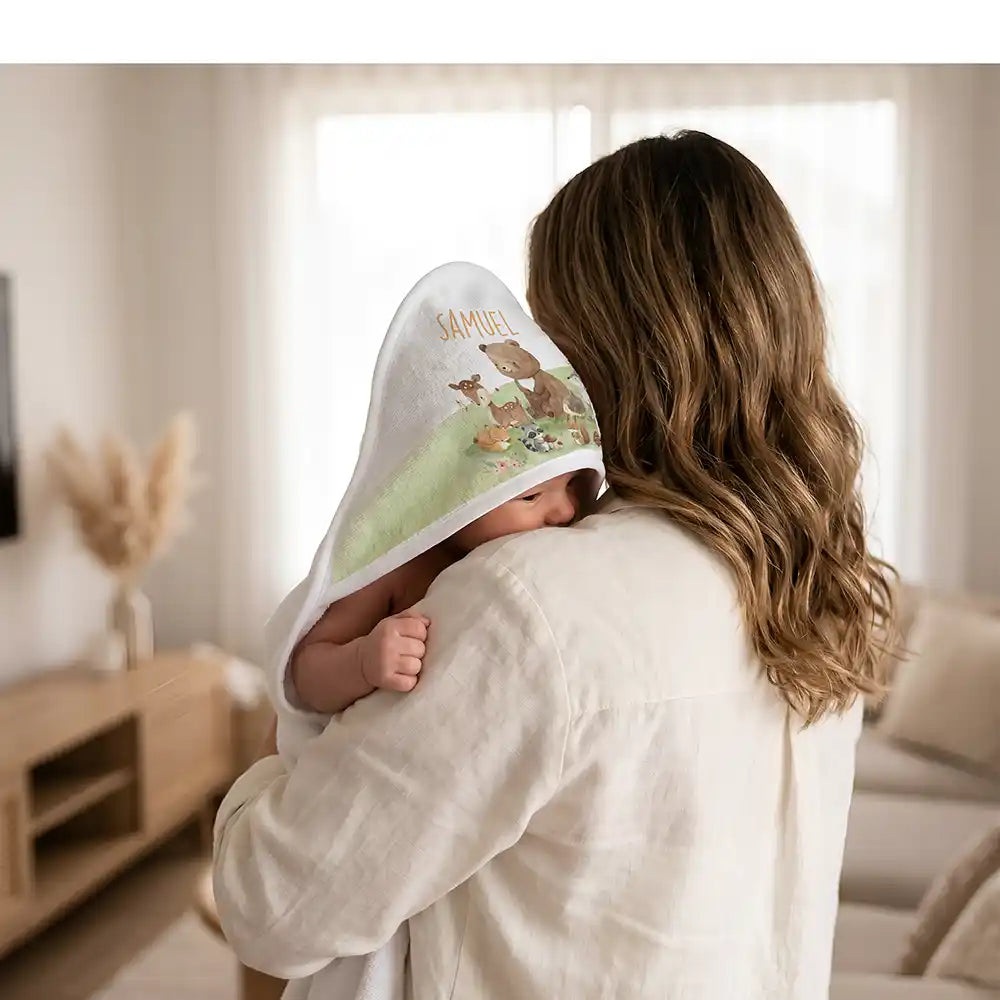 Personalisiertes Kapuzenhandtuch Baby Waldparade â Kuscheln nach dem Bad mit Mama