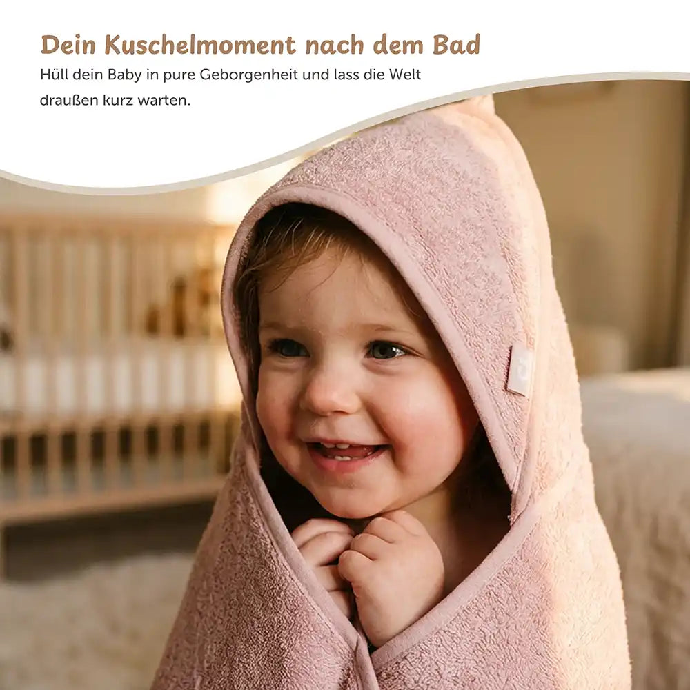 Kapuzenhandtuch Baby personalisiert – Biscuit: süßes Baby mit kuscheliger Kapuze nach dem Baden