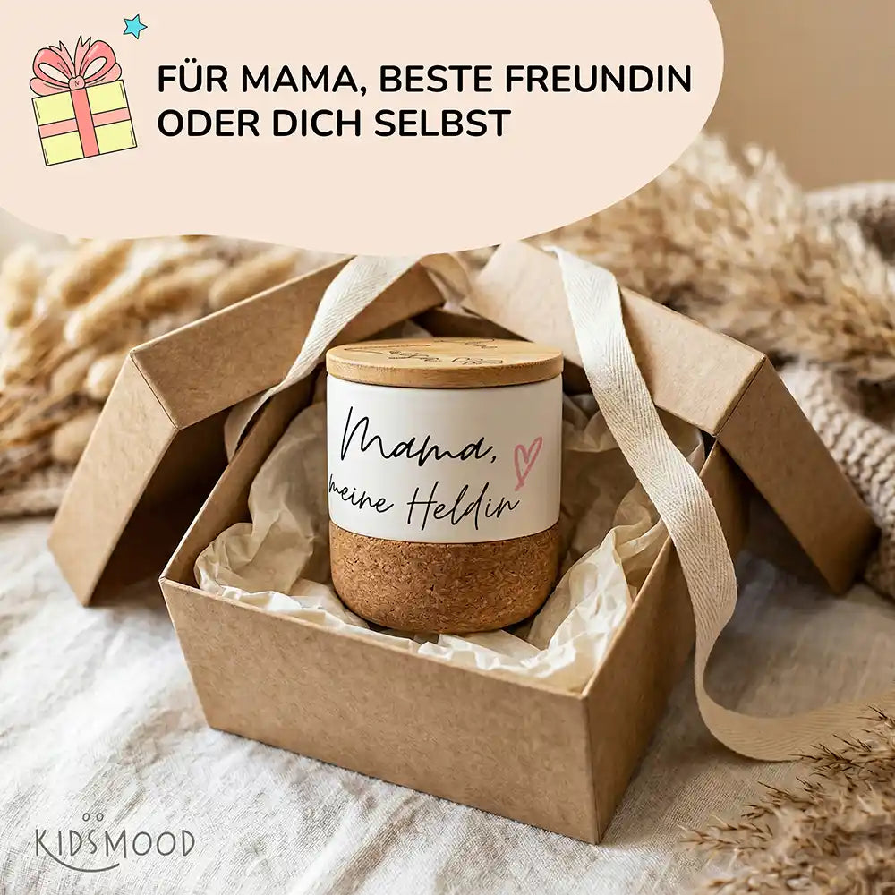 Duftkerze Vanille Keramik Mama meine Heldin â Flatlay mit Lieferumfang