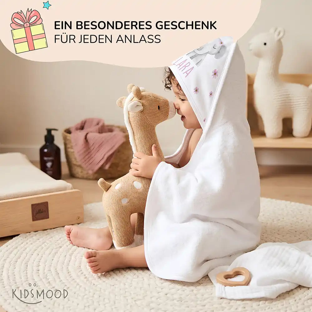 Personalisiertes Kapuzenhandtuch Baby Elefant BlĂŒten â Babygeschenk-Szene mit Strickspielzeug