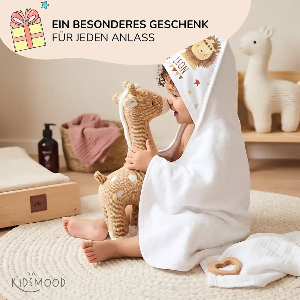 Personalisiertes Kapuzenhandtuch Baby Löwe Krone â Babygeschenk-Szene mit Strickspielzeug