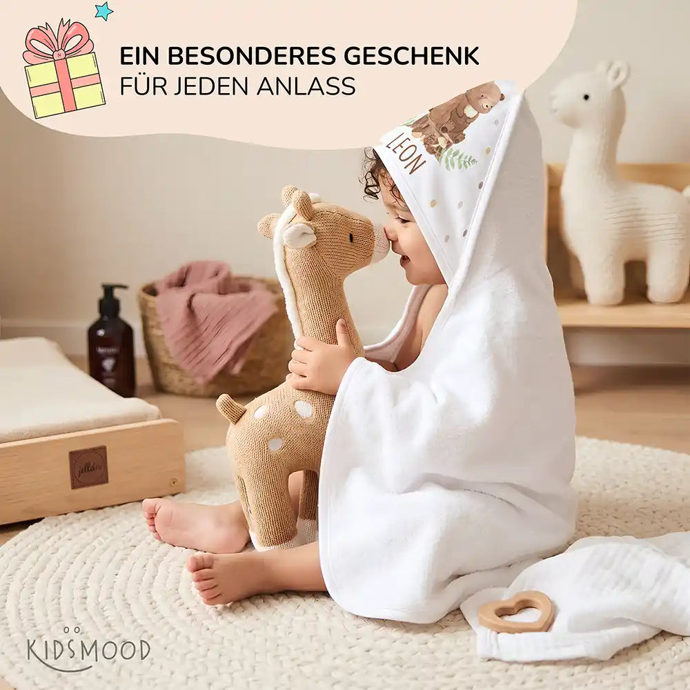 Personalisiertes Kapuzenhandtuch Baby BĂ€r Farn â Babygeschenk-Szene mit Strickspielzeug