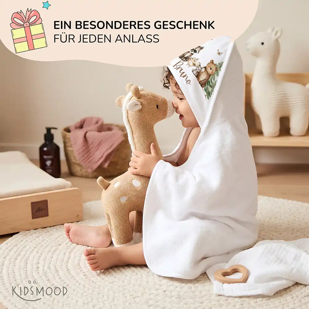 Personalisiertes Kapuzenhandtuch Baby Waldfreunde Bande â Babygeschenk-Szene mit Strickspielzeug