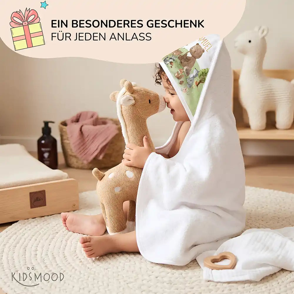 Personalisiertes Kapuzenhandtuch Baby Waldparade â Babygeschenk-Szene mit Strickspielzeug