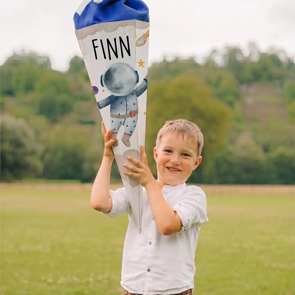 Schultüte personalisiert mit Name Astronaut – Junge-Lifestyle auf der Wiese