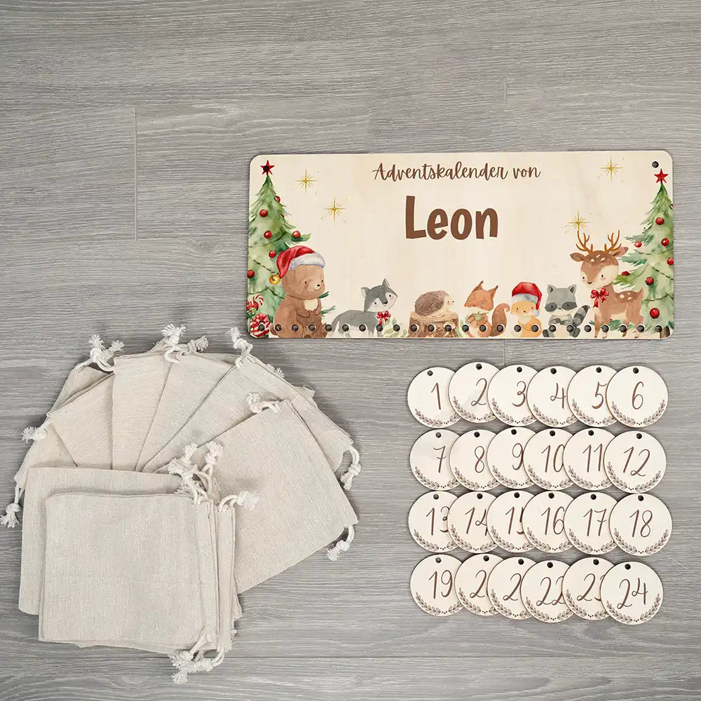 Personalisierbarer Adventskalender farbig - Niedliche Waldtiere WeihnachtsmĂĽtze