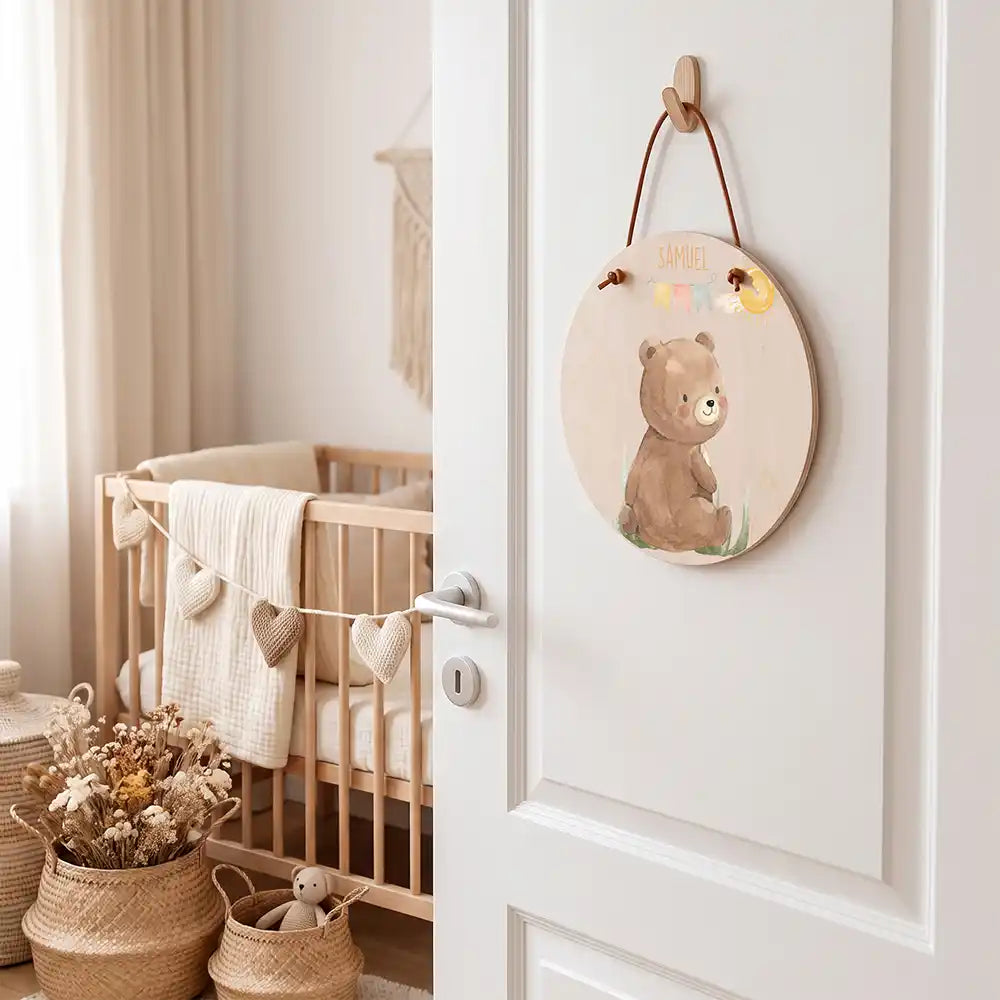 Türschild Kinderzimmer Bär mit Wimpelkette, aufgehängt an der Kinderzimmertür