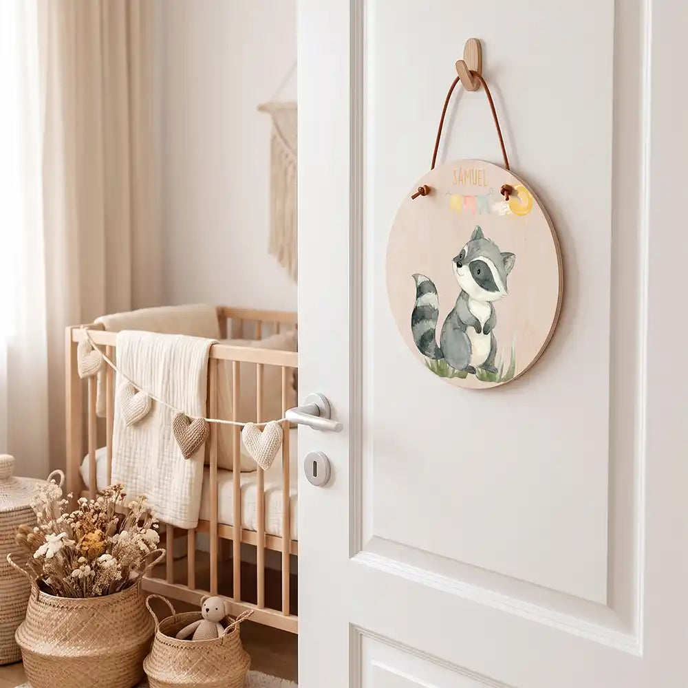 Türschild Kinderzimmer Waschbär mit Wimpelkette, aufgehängt an der Kinderzimmertür