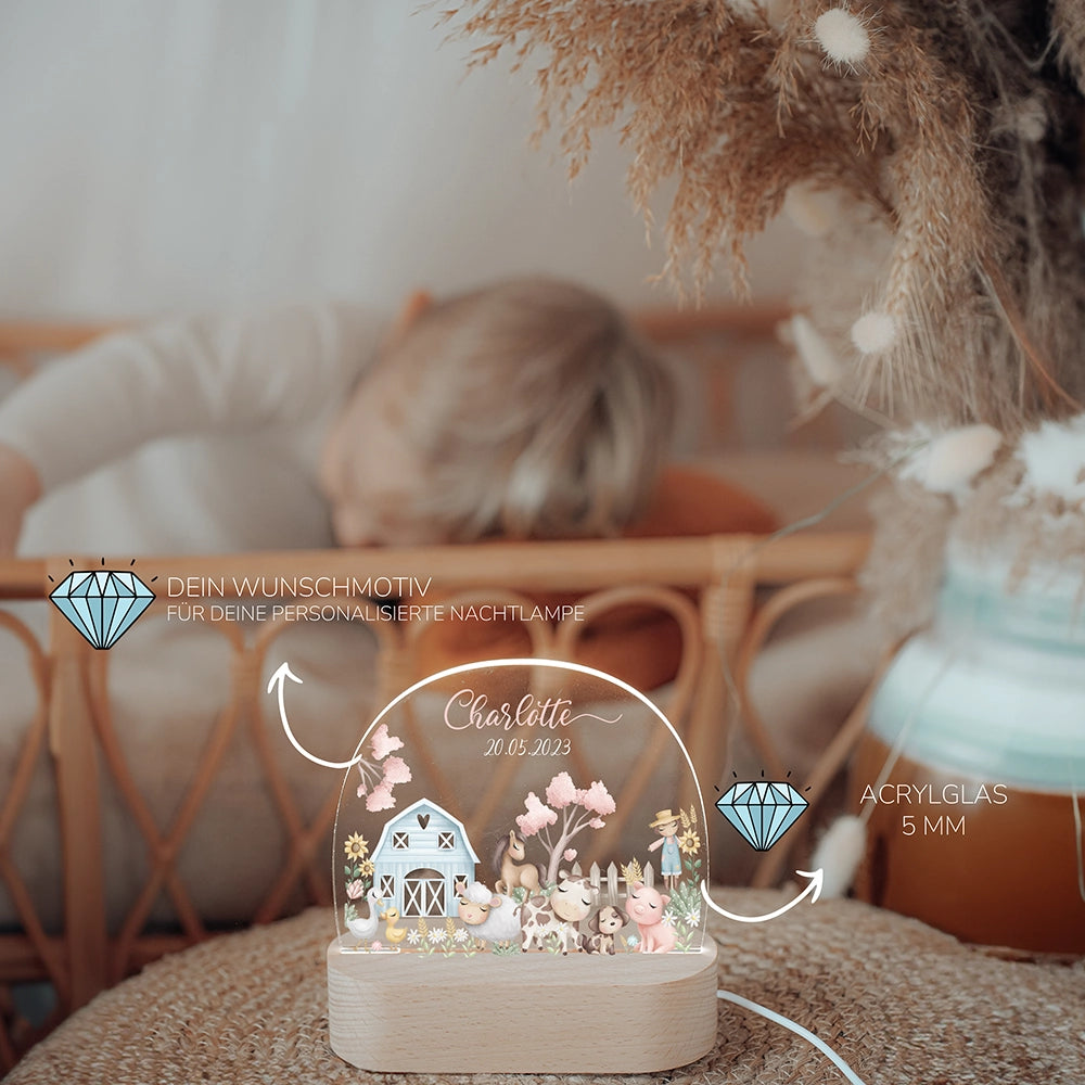 Kind schläft neben leuchtendem Nachtlicht Bauernhof mit Namen – Taufgeschenk personalisiert
