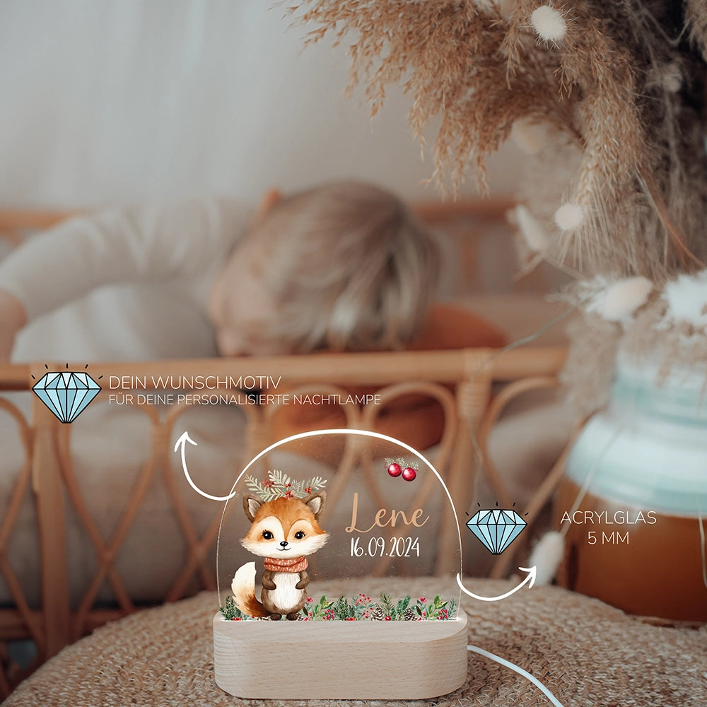 Kind schläft neben leuchtendem Nachtlicht Fuchs mit Namen – Taufgeschenk personalisiert