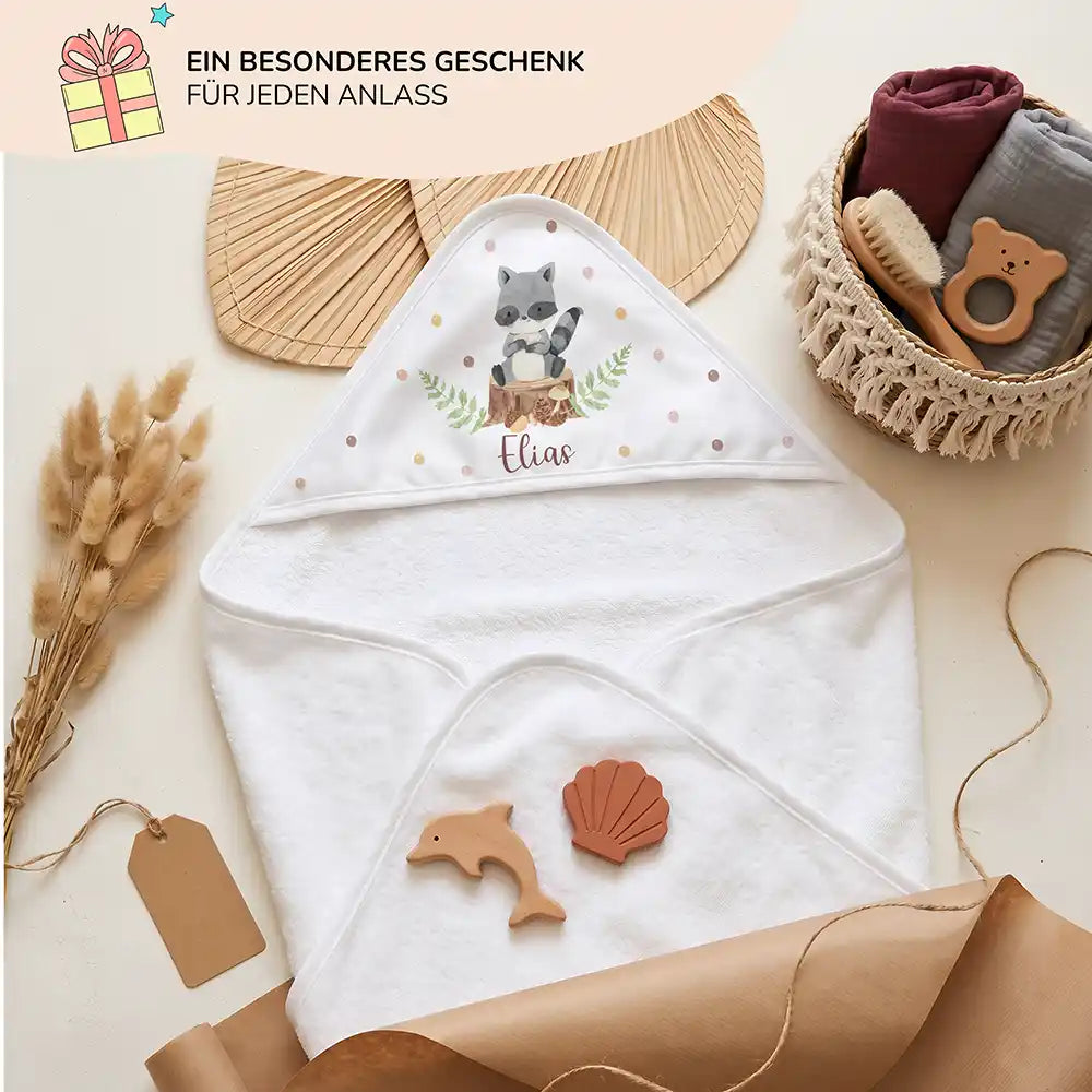 Personalisiertes Kapuzenhandtuch Baby WaschbĂ€r Wald â Geschenk-Komposition Boho-Flatlay