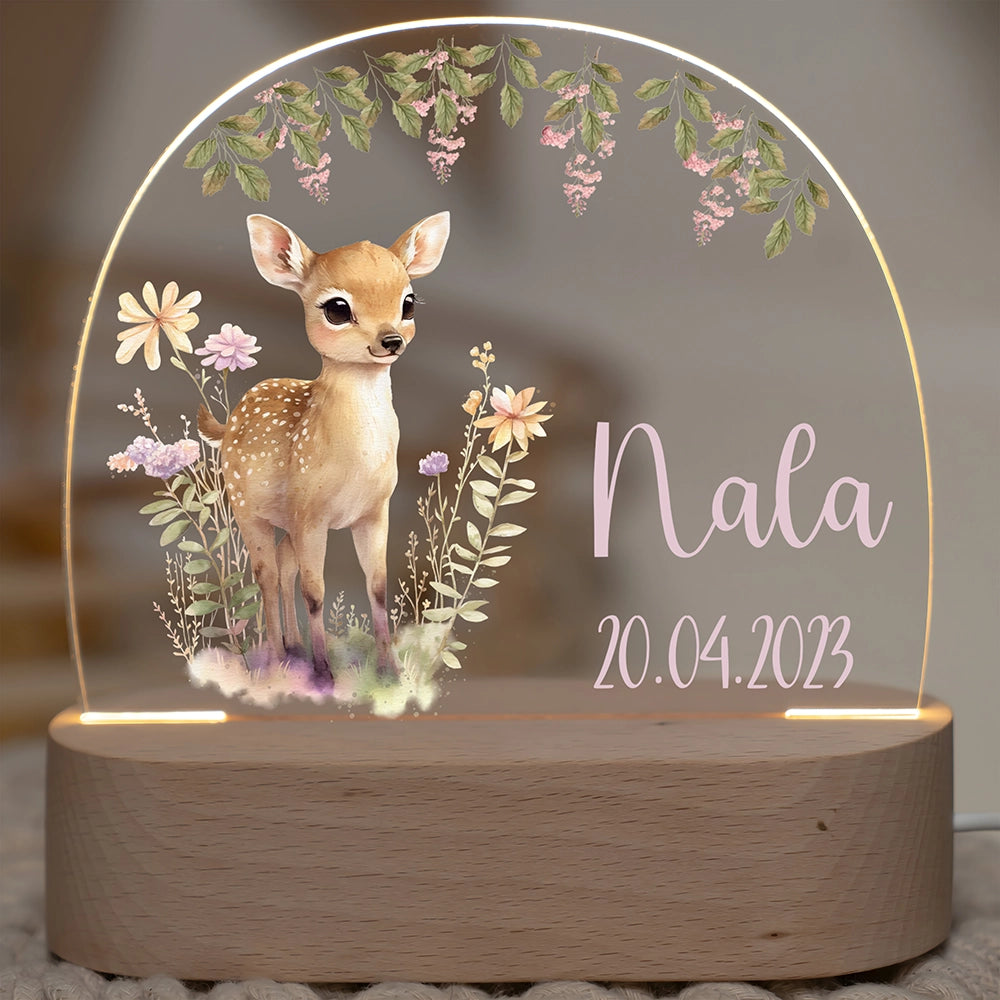 Nachtlicht mit Namen und Motiv Reh – Wunschname und Datum auf Acrylglas, eingeschaltet
