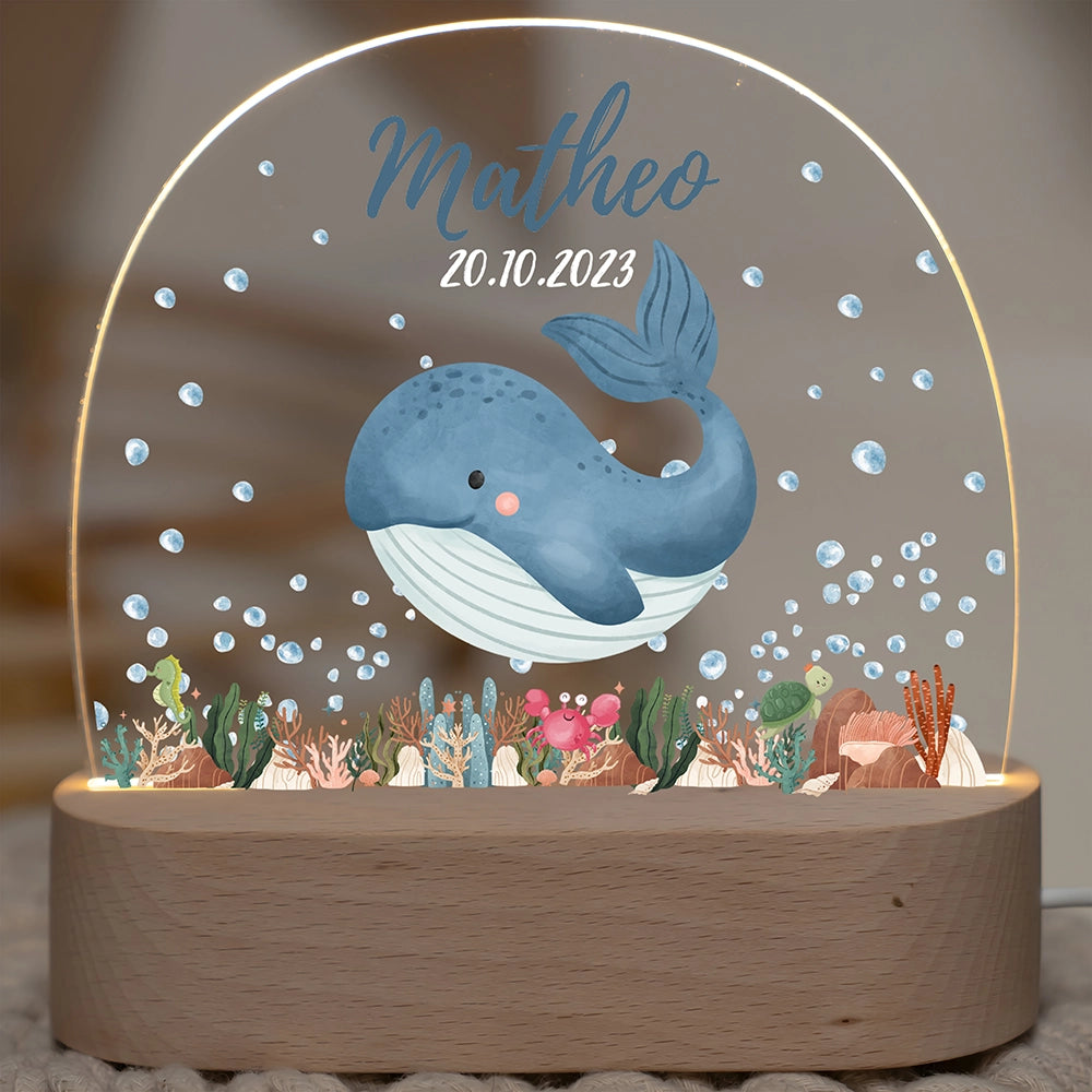Nachtlicht mit Namen und Motiv Wal – Wunschname und Datum auf Acrylglas, eingeschaltet