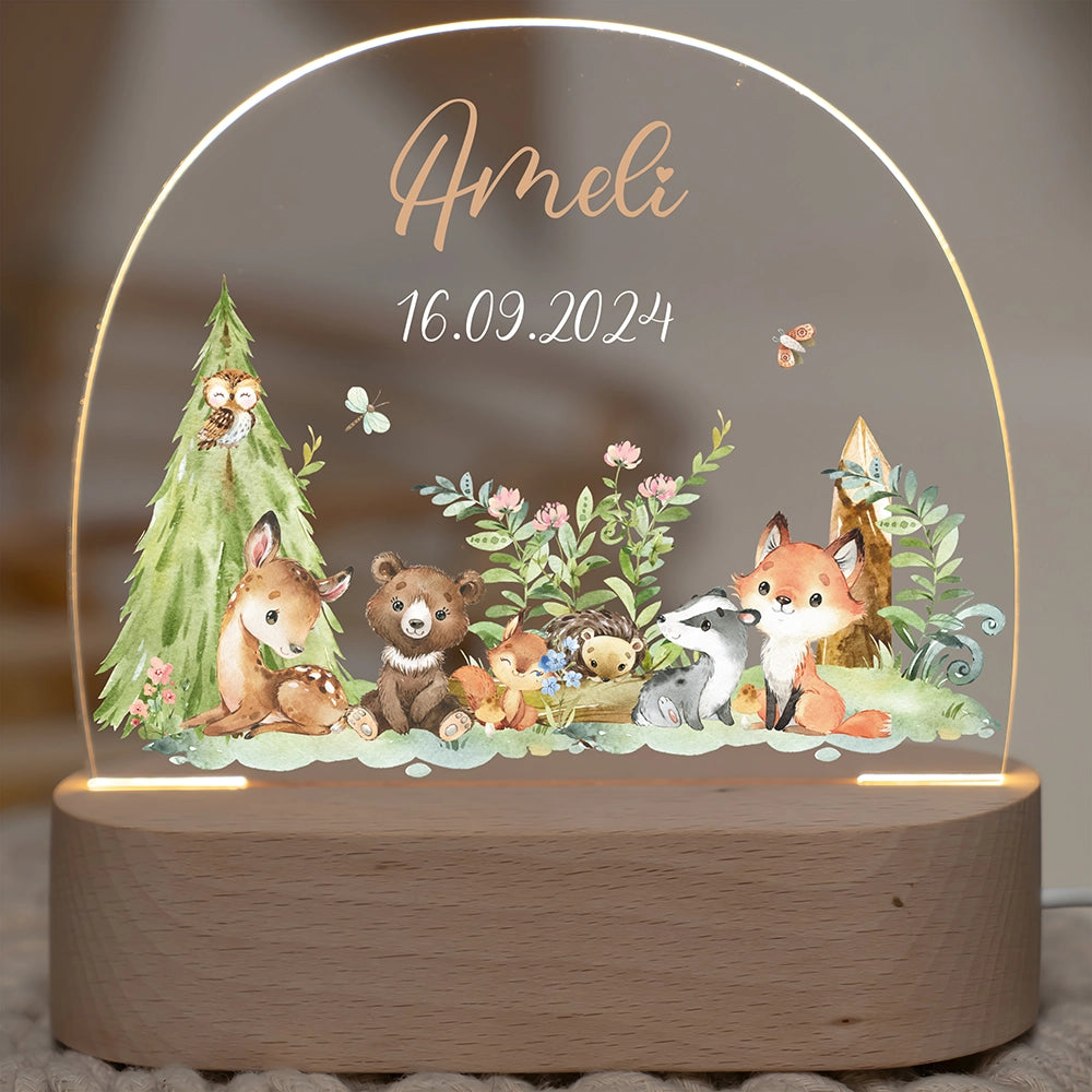 Nachtlicht mit Namen und Motiv Waldtiere – Wunschname und Datum auf Acrylglas, eingeschaltet