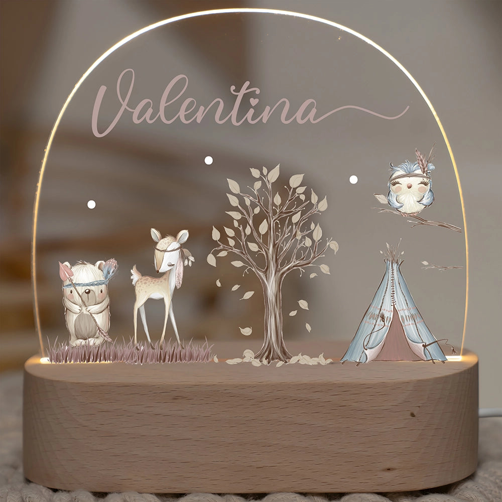 Nachtlicht mit Namen und Motiv Waldtiere – Wunschname und Datum auf Acrylglas, eingeschaltet