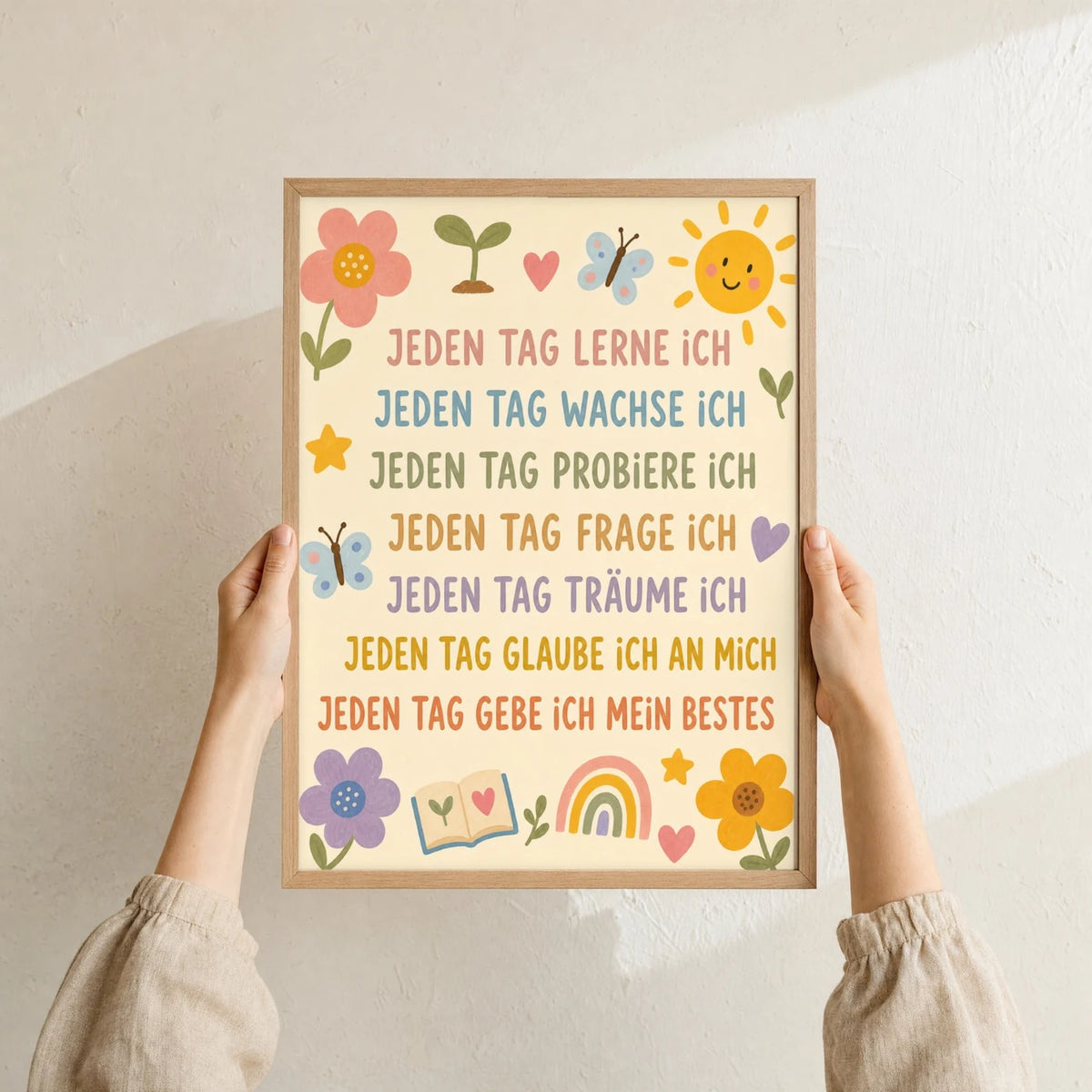 Affirmationsposter âBlumenwiese Jeden Tagâ im Holzrahmen in den HĂ€nden gehalten â Taufgeschenk und Kinderzimmer Deko