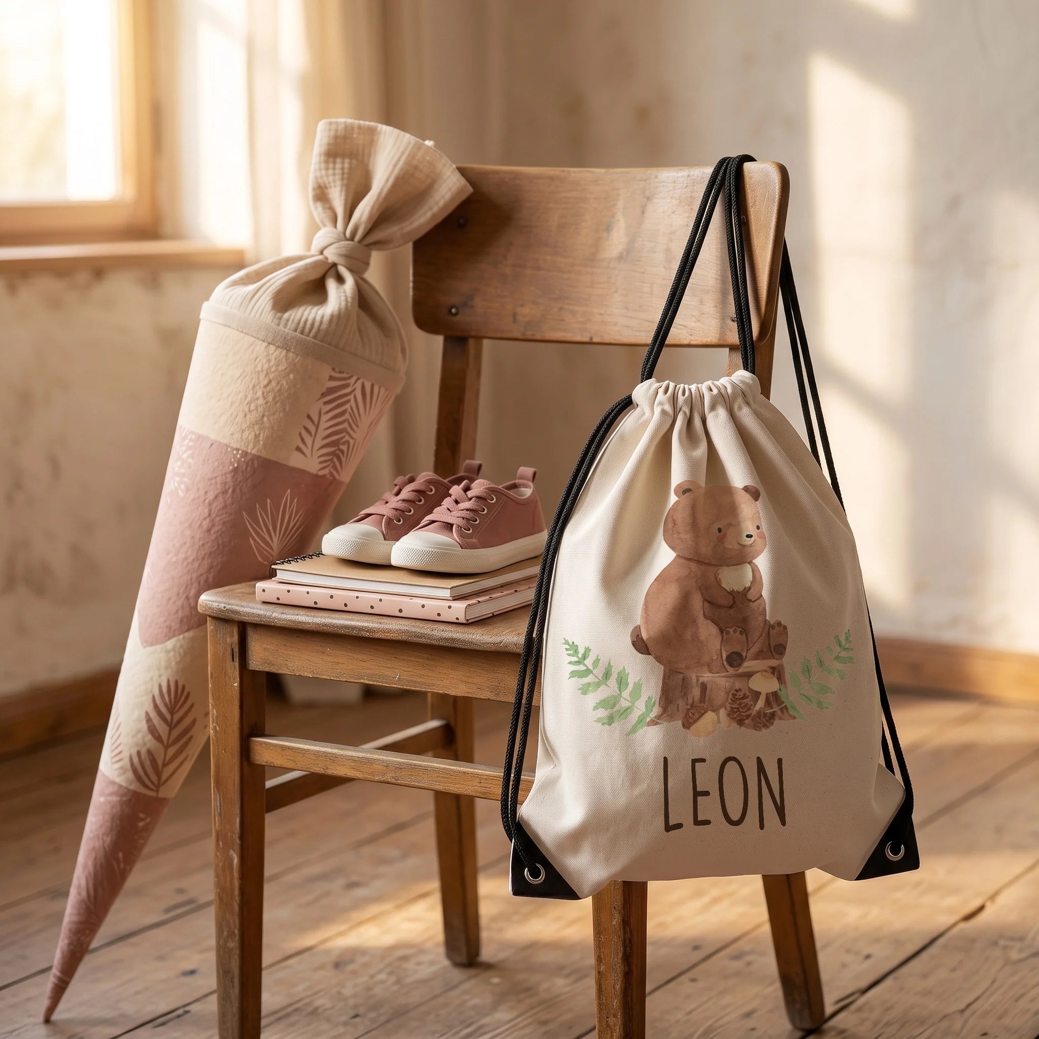 Personalisierter Turnbeutel BĂ€r, Geschenkidee zur Einschulung neben der SchultĂŒte