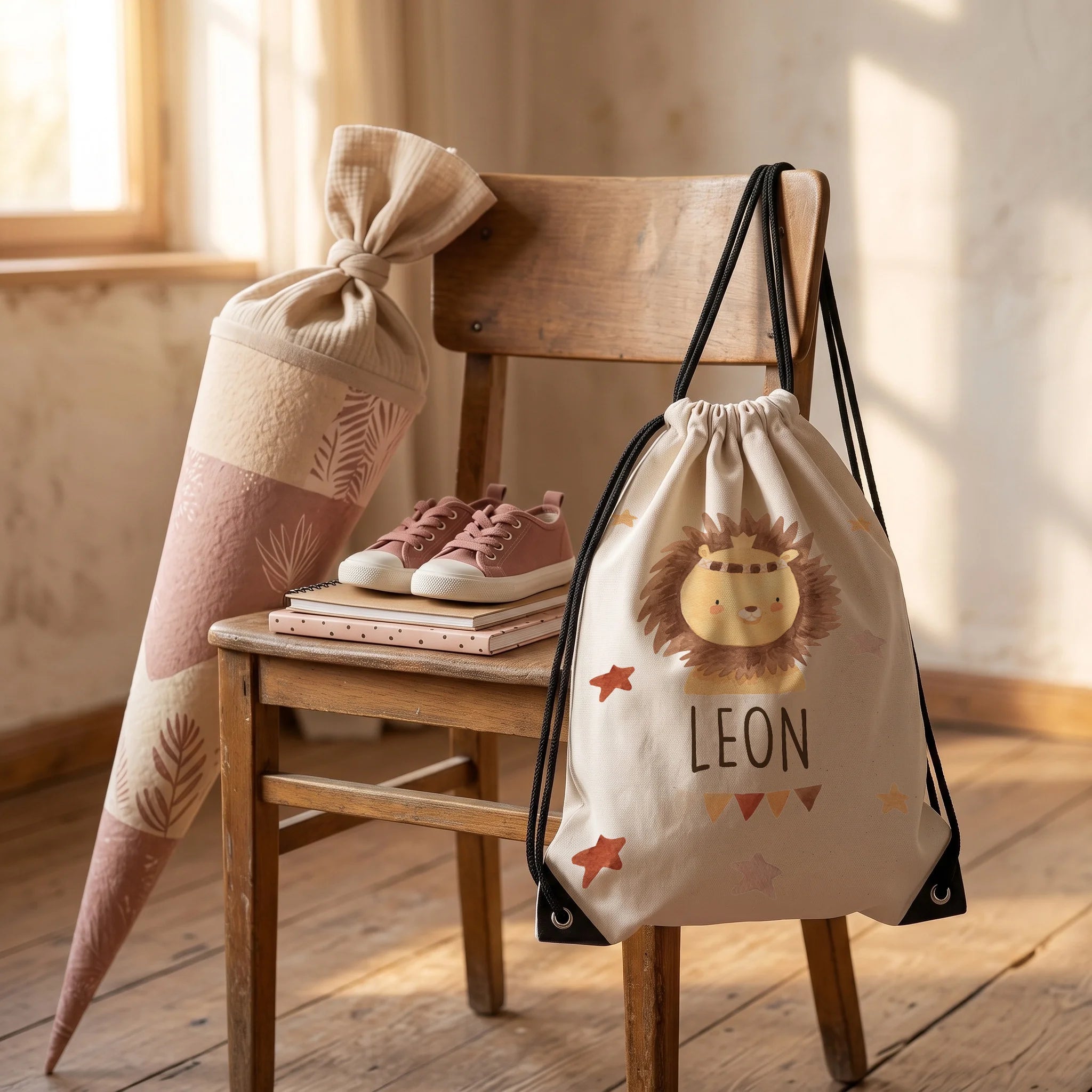 Personalisierter Turnbeutel Löwe mit Kranz, Geschenkidee zur Einschulung neben der SchultĂŒte