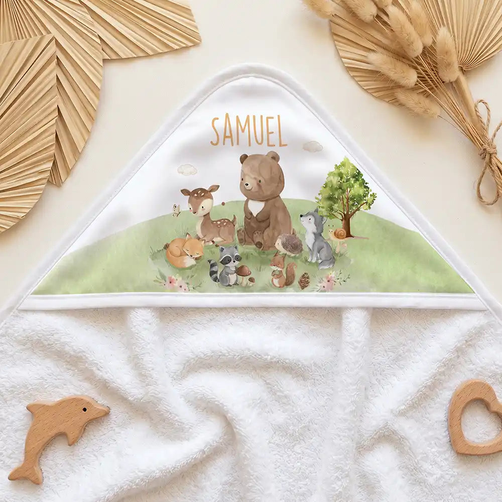 Personalisiertes Kapuzenhandtuch Baby Waldparade â Kapuzen-Detail im Holzspielzeug-Setup