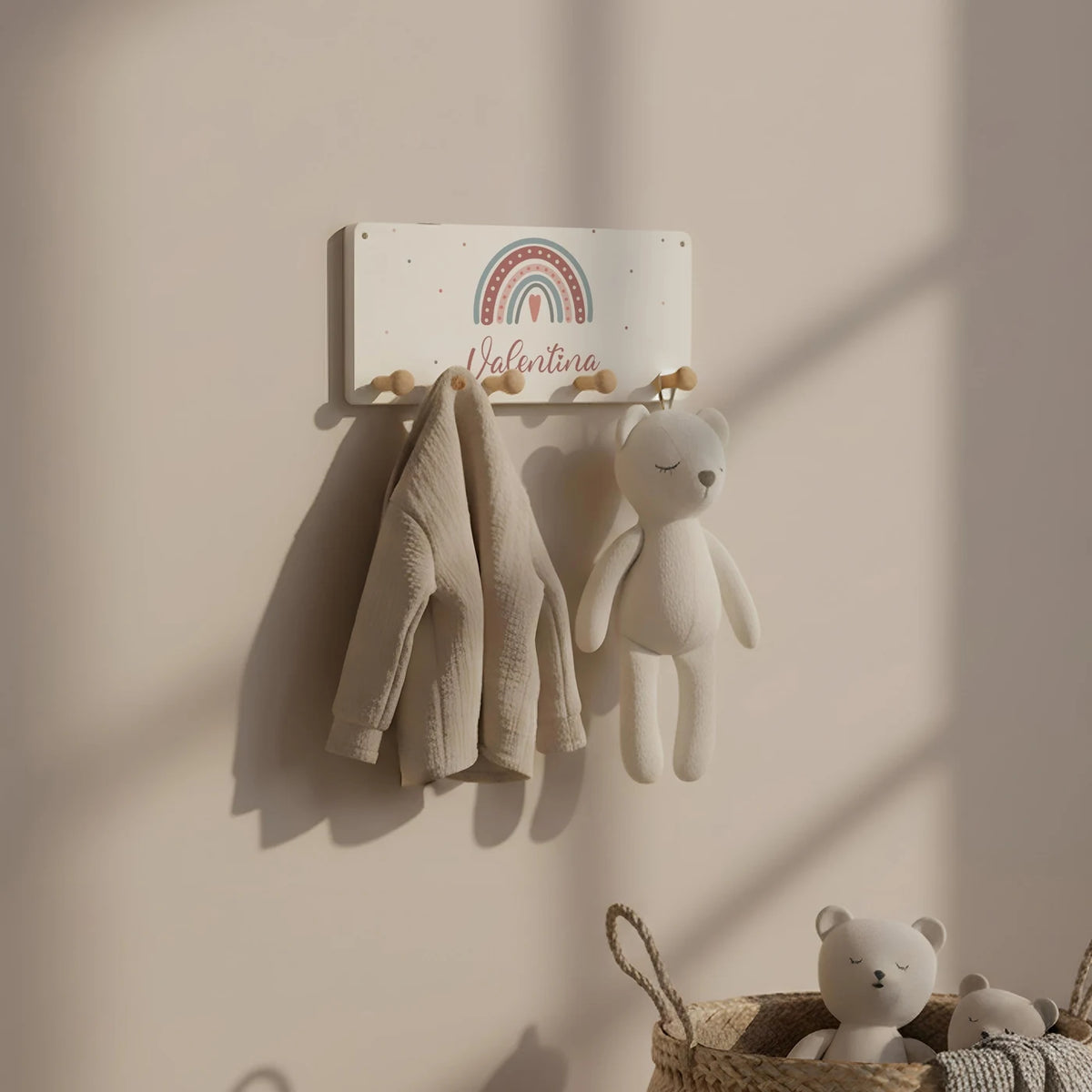 Kindergarderobe Holz personalisiert - Regenbogen Herz