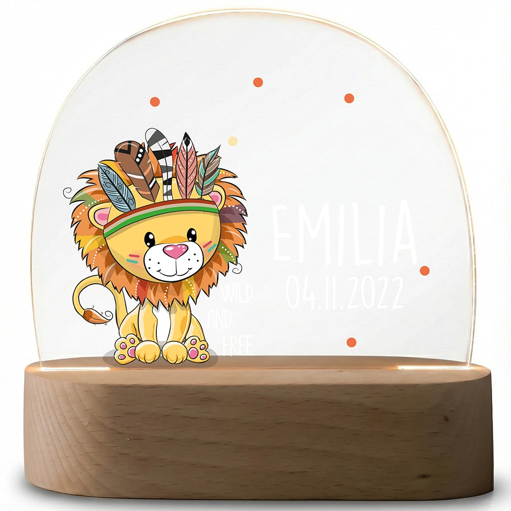 Nachtlampe Löwe mit Namen ausgeschaltet – klares Acrylglas auf Holzsockel