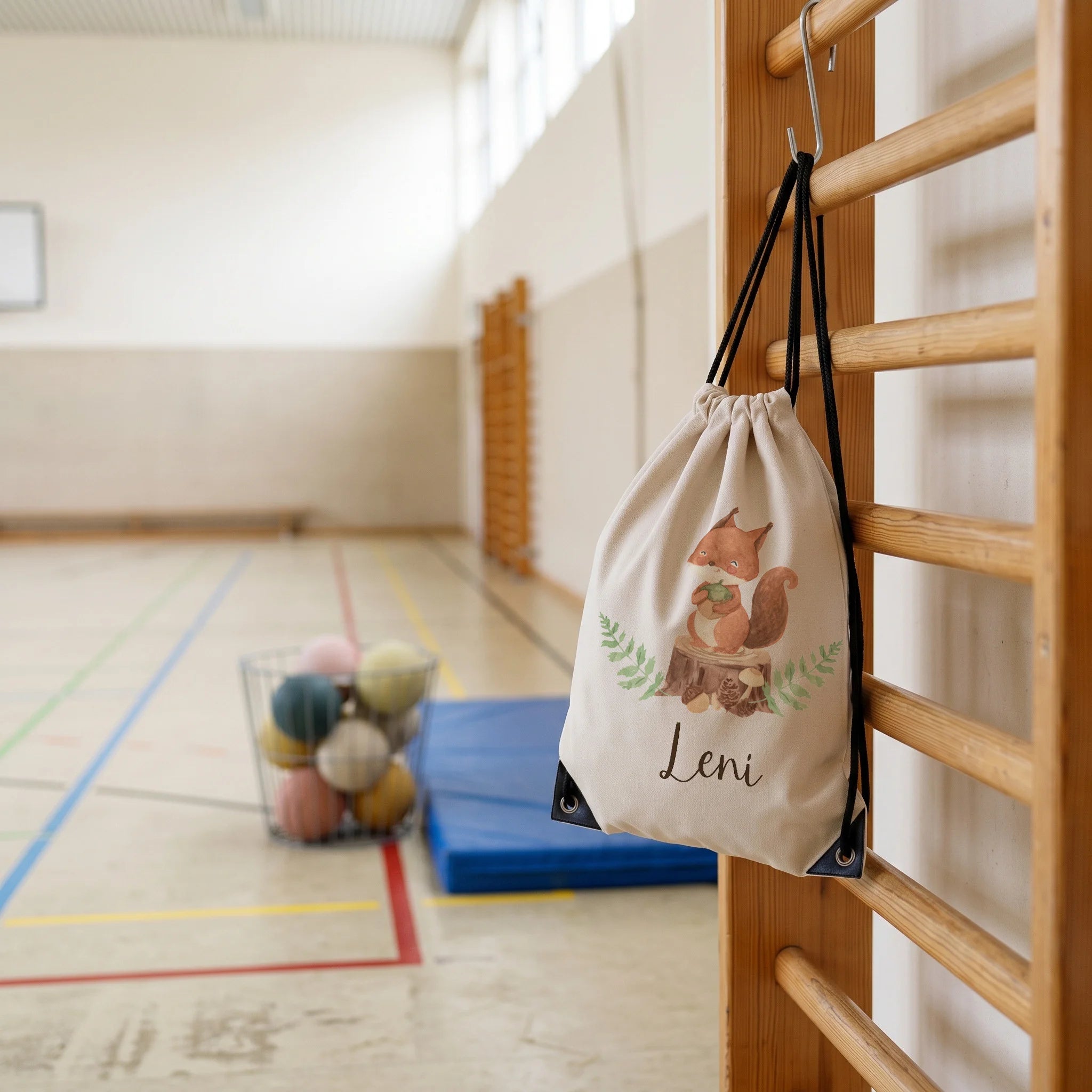 Personalisierter Turnbeutel Eichhörnchen, im Sportunterricht in der Turnhalle