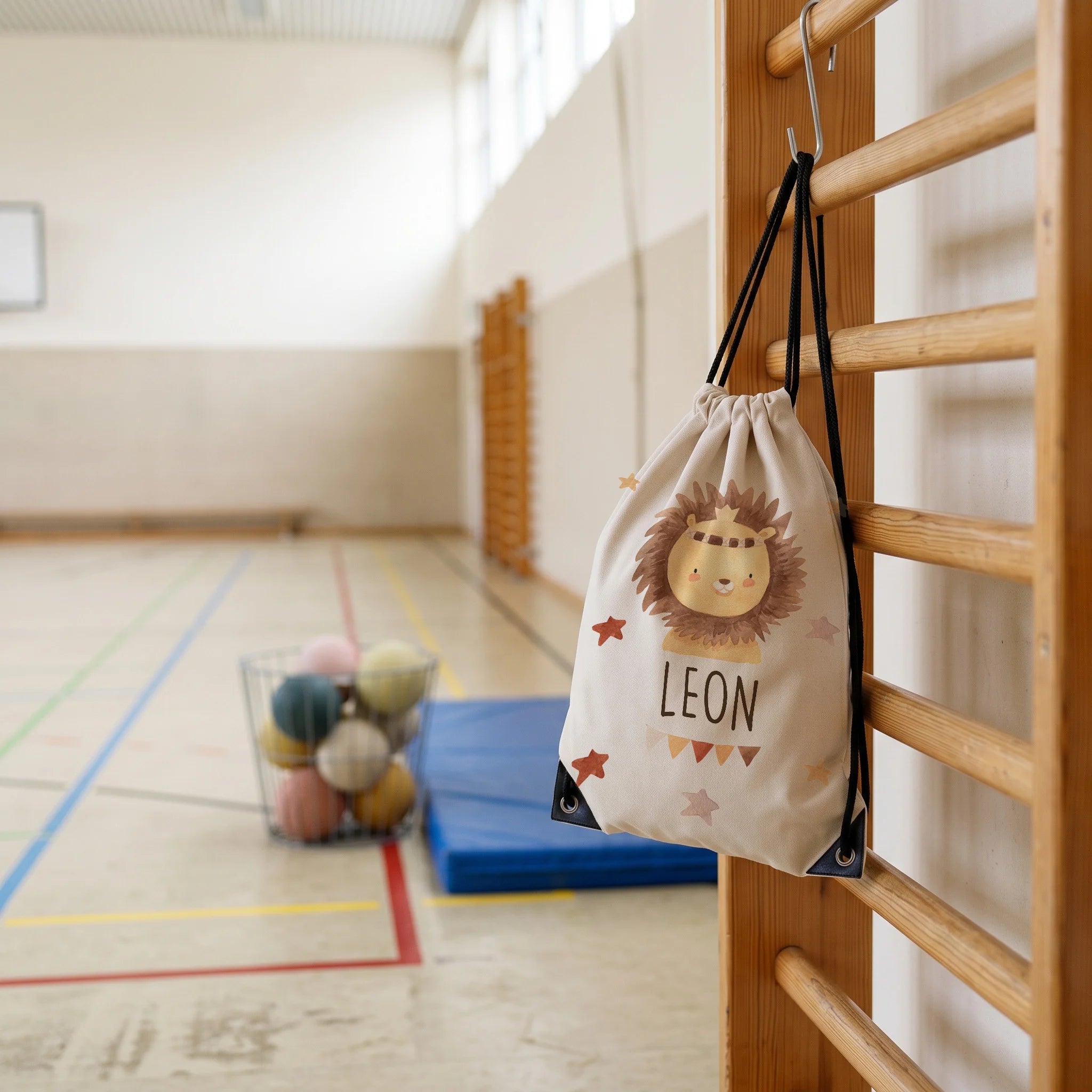 Personalisierter Turnbeutel Löwe mit Kranz, im Sportunterricht in der Turnhalle