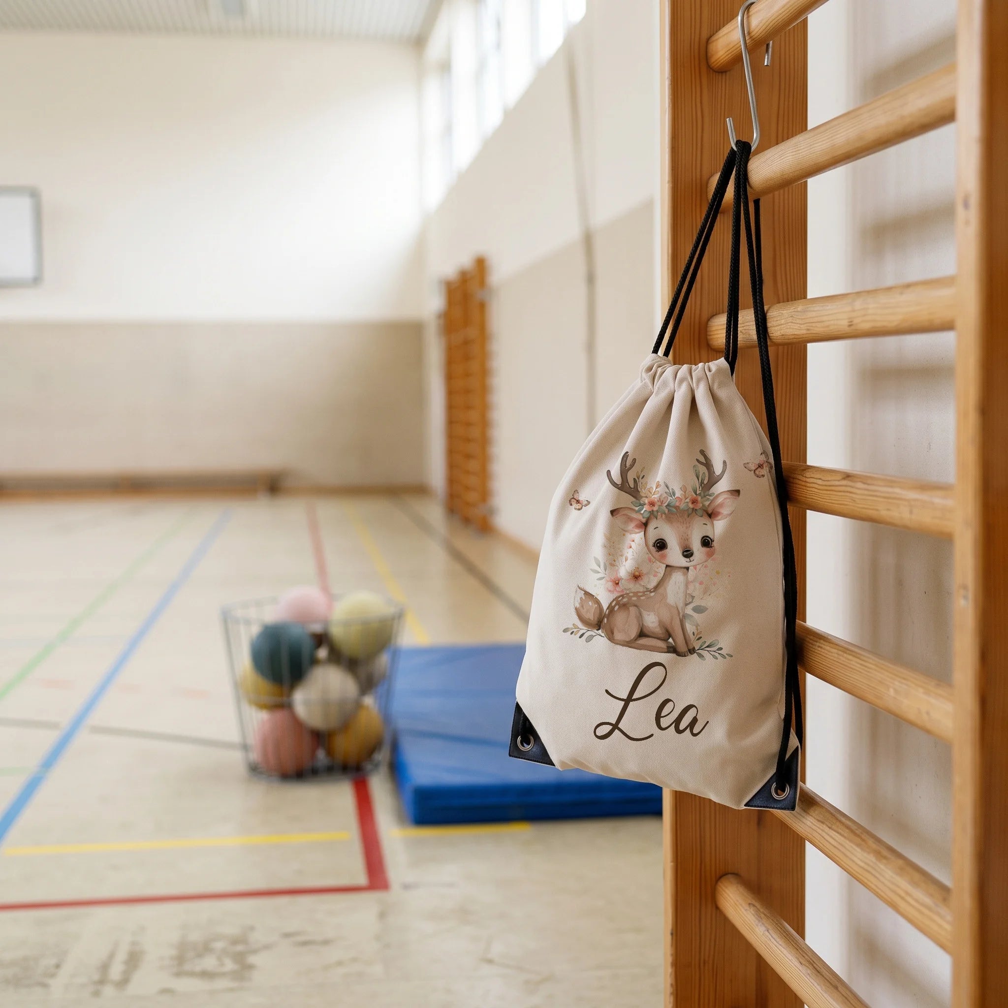 Personalisierter Turnbeutel Reh mit Blumenkranz, im Sportunterricht in der Turnhalle