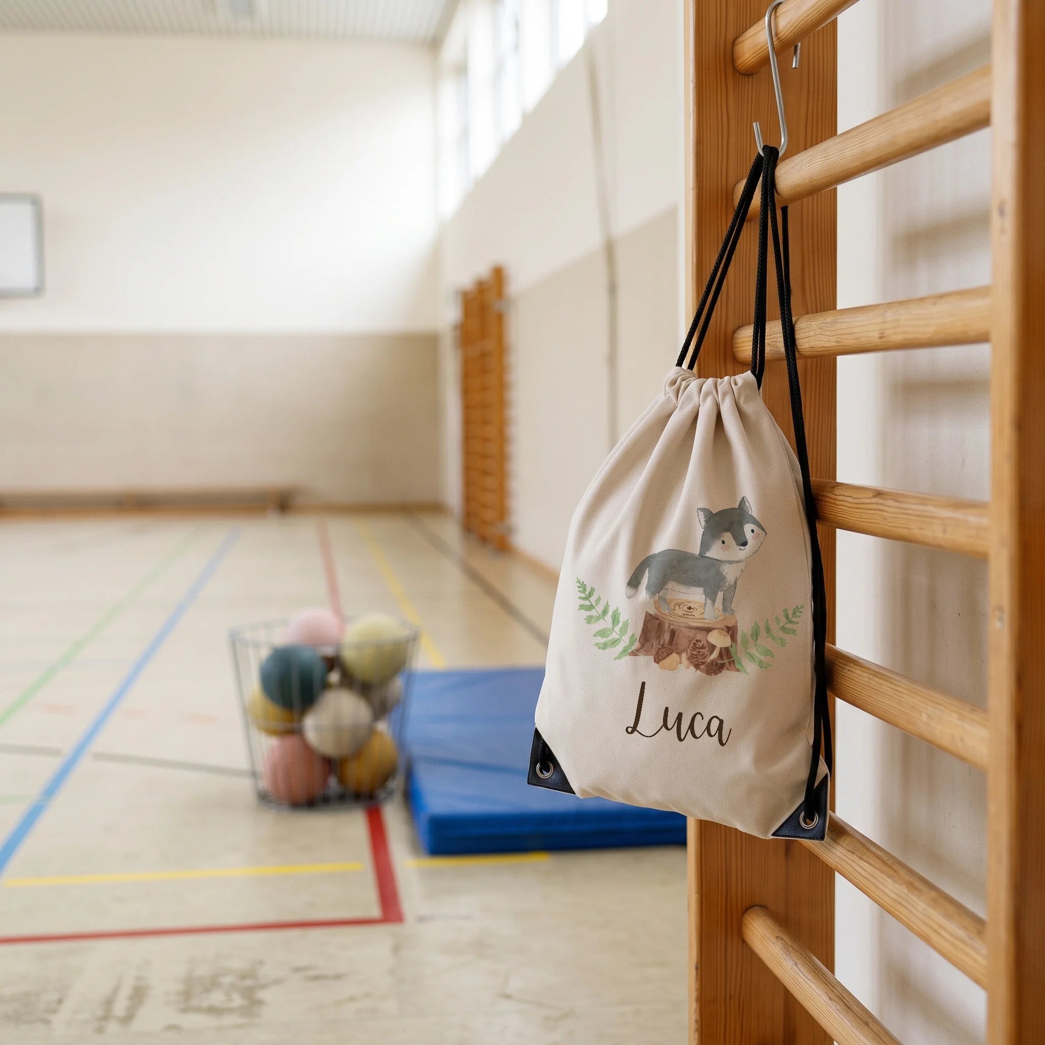 Personalisierter Turnbeutel Wolf, im Sportunterricht in der Turnhalle