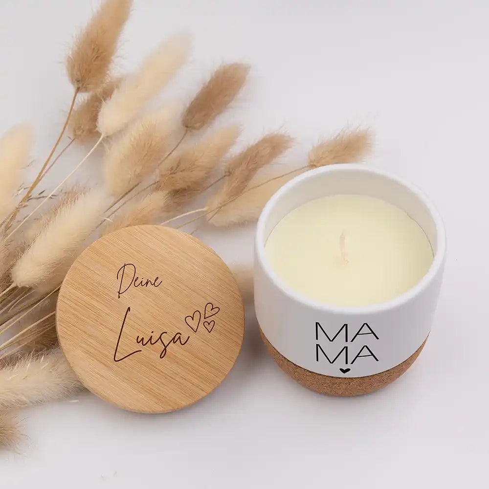 Duftkerze Vanille Keramik Mama Typografie – Seitenansicht mit graviertem Deckel