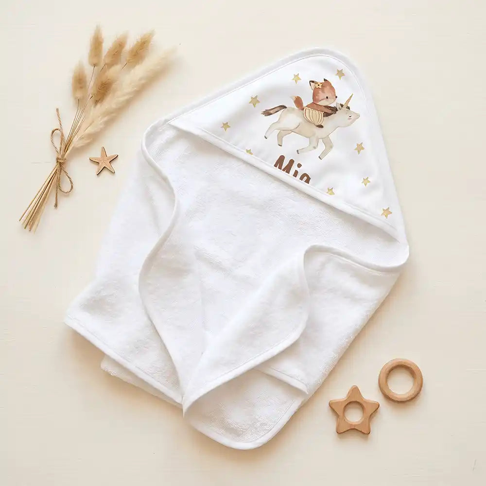 Personalisiertes Kapuzenhandtuch Baby Einhorn Reiterin â Set fĂŒr Zwillinge im Rattan-Look