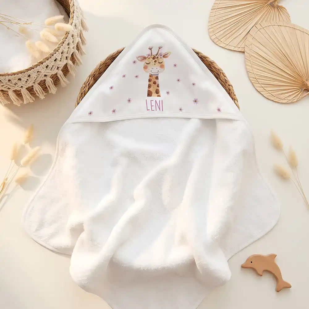 Personalisiertes Kapuzenhandtuch Baby Giraffe Blüten – Doppel-Flatlay mit Eukalyptus
