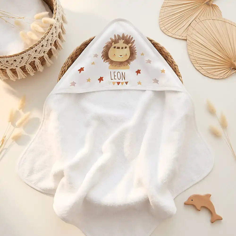 Personalisiertes Kapuzenhandtuch Baby Löwe Krone â Doppel-Flatlay mit Eukalyptus