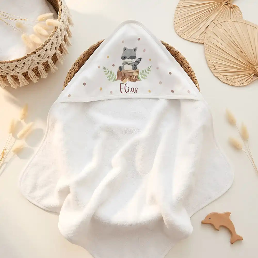 Personalisiertes Kapuzenhandtuch Baby WaschbĂ€r Wald â Doppel-Flatlay mit Eukalyptus