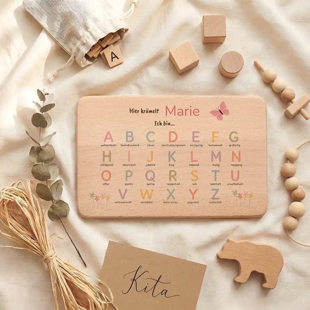 ABC Brettchen Kinder personalisiert Schmetterling pastell – Kita-Lifestyle mit Bärchen